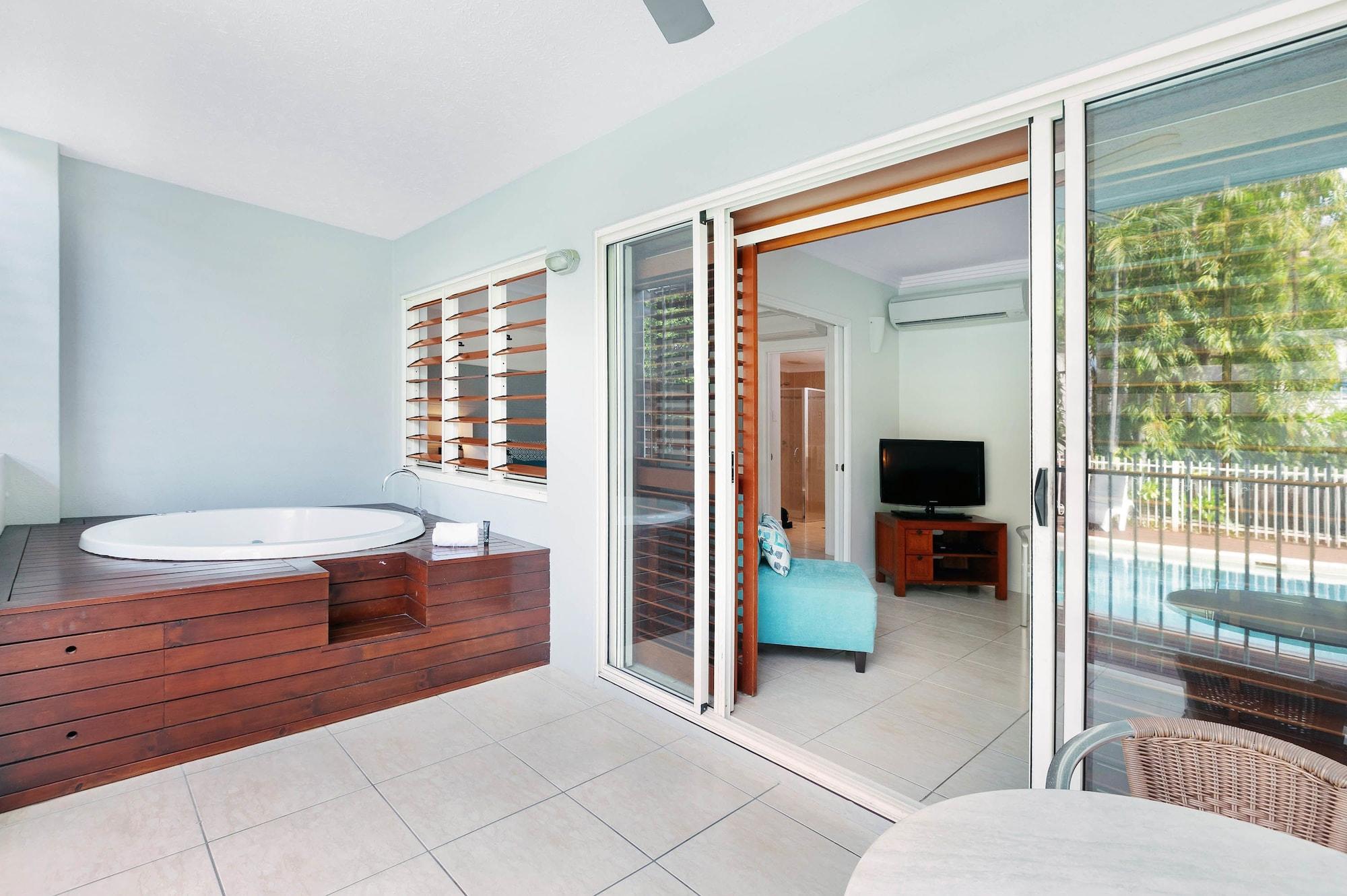 Aparthotel Mantra Aqueous On Port Port Douglas Exterior foto